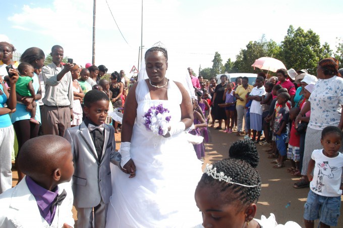 sudaf 1 - SANELE  MASILELA, RAGAZZO SUDAFRICANO DI 9 ANNI, SPOSA UNA DONNA DI  62