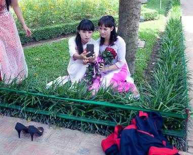 A
FLOWER REVOLUTION
UNA RIVOLUZIONE DEI FIORI E DELLE DONNE
RESTITUITA DA PAOLO BELLETTI 4 fr1 - A
FLOWER REVOLUTION
UNA RIVOLUZIONE DEI FIORI E DELLE DONNE
RESTITUITA DA PAOLO BELLETTI