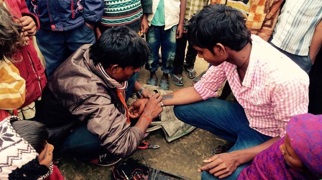 EMOZIONI
E SOFFERENZE PSICOLOGICHE DEGLI SPOSI BAMBINI IN NEPAL 2 nep - EMOZIONI
E SOFFERENZE PSICOLOGICHE DEGLI SPOSI BAMBINI IN NEPAL