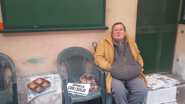 VITA
DI TINO, GLI HANNO CHIUSO L'EDICOLA PER LAVORI E LUI VENDE I
GIORNALI ALL'ADDIACCIO 2 tino - VITA
DI TINO, GLI HANNO CHIUSO L'EDICOLA PER LAVORI E LUI VENDE I
GIORNALI ALL'ADDIACCIO