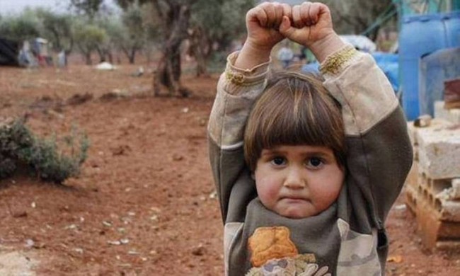 SIRIA,
LA BIMBA SCAMBIA LA FOTOCAMERA PER UN'ARMA E Si "ARRENDE"
AL FOTOGRAFO 2 siria 1 - SIRIA,
LA BIMBA SCAMBIA LA FOTOCAMERA PER UN'ARMA E Si "ARRENDE"
AL FOTOGRAFO