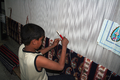 BIMBO 
 DI 8 ANNI AL LAVORO A CUCIRE PELLI PER GRIFFE MODA, IL TITOLARE 
 DENUNCIATO 2 8 - BIMBO 
 DI 8 ANNI AL LAVORO A CUCIRE PELLI PER GRIFFE MODA, IL TITOLARE 
 DENUNCIATO