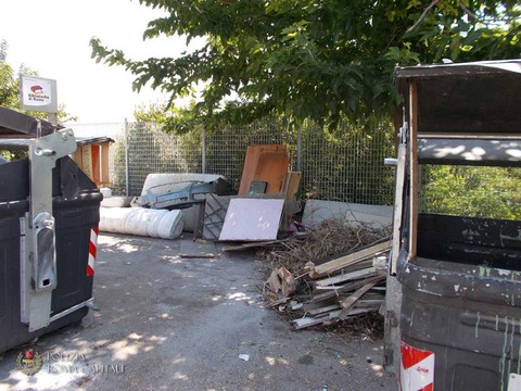 lde - LOTTA  AL DEGRADO, UOMO CON FURGONE COSTRETTO A RIPRENDERSI I RIFIUTI  INGOMBRANDI