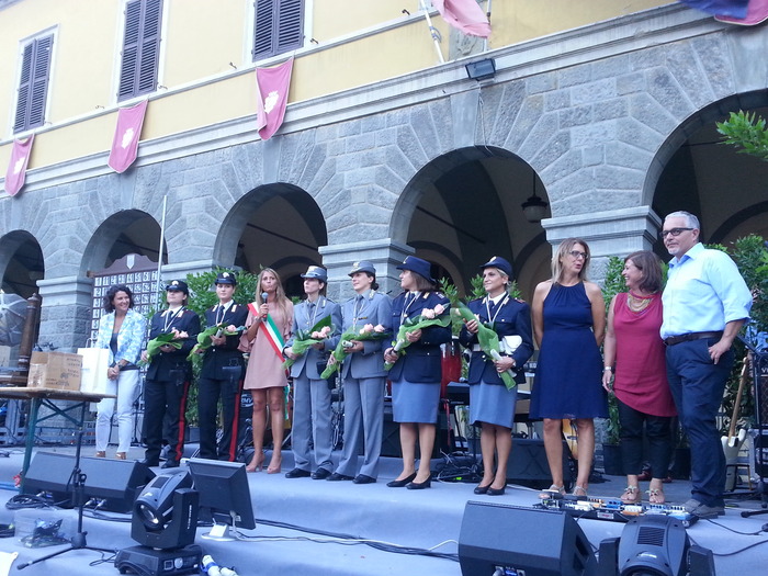 SETTE 
 DONNE DELLE FORZE DELL'ORDINE PREMIATE DALL'AMMINISTRAZIONE 
 COMUNALE DI MONTEVARCHI 2 7d - SETTE 
 DONNE DELLE FORZE DELL'ORDINE PREMIATE DALL'AMMINISTRAZIONE 
 COMUNALE DI MONTEVARCHI