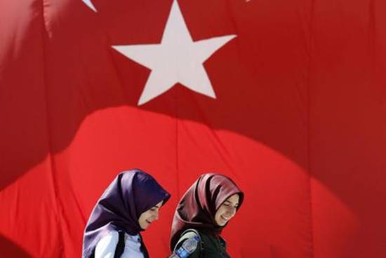 TURCHIA:
SPOSE BAMBINE, BUFERA SU GOVERNO 2 turc05 1 - TURCHIA:
SPOSE BAMBINE, BUFERA SU GOVERNO