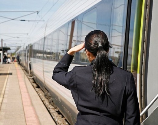 ASPIRANTE
CAPOTRENO DISCRIMINATA PERCHE' TROPPO BASSA 2 capo - ASPIRANTE
CAPOTRENO DISCRIMINATA PERCHE' TROPPO BASSA
