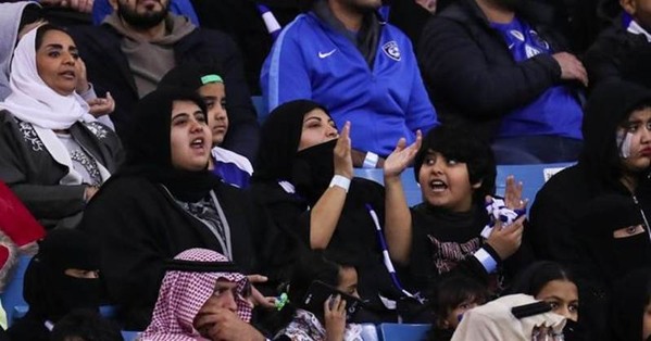 ARABIA
SAUDITA: LE DONNE POSSONO ANDARE AL CINEMA PER LA PRIMA VOLTA 2 arasau1804 - ARABIA
SAUDITA: LE DONNE POSSONO ANDARE AL CINEMA PER LA PRIMA VOLTA