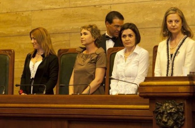 PARI
OPPORTUNITA': "LE ITALIANE STANNO PERDENDO DIRITTI" 2 spd - PARI
OPPORTUNITA': "LE ITALIANE STANNO PERDENDO DIRITTI"