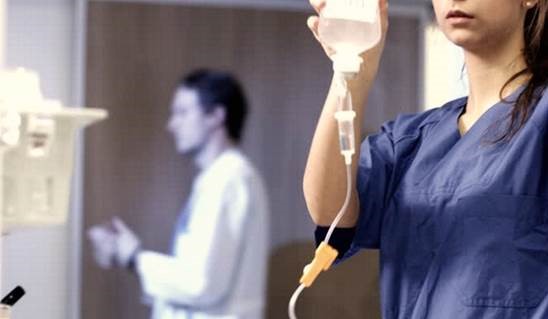 cpa - L'INFERMIERA  CHE VINCE TUTTI I CONCORSI PER AMORE