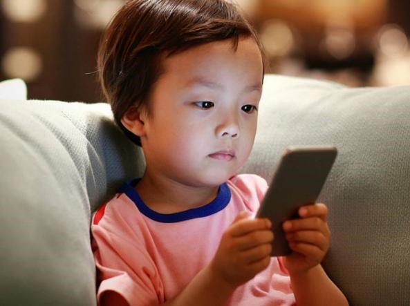 USA, 
 NUOVA CLAUSOLA ALLE TATE: "VIETATO USARE SMARTPHONE E TABLET 
 DAVANTI AI BAMBINI" 2 vdb - USA, 
 NUOVA CLAUSOLA ALLE TATE: "VIETATO USARE SMARTPHONE E TABLET 
 DAVANTI AI BAMBINI"