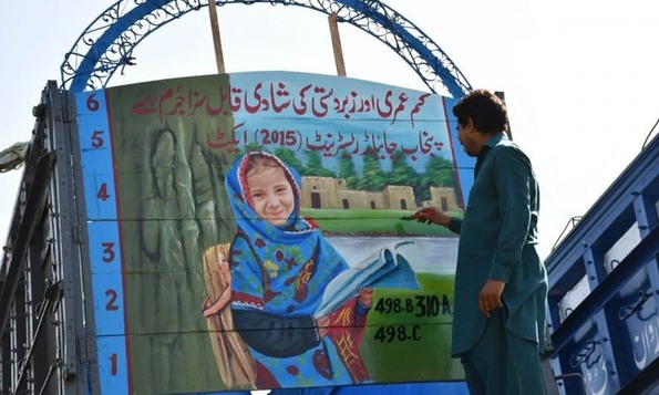 PAKISTAN; 
 I CONDUCENTI DIPINGONO L’IMMAGINE DI STUDENTESSE SUI CAMION 
 PER DIFENDERE IL DIRITTO ALL’ISTRUZIONE DELLE DONNE