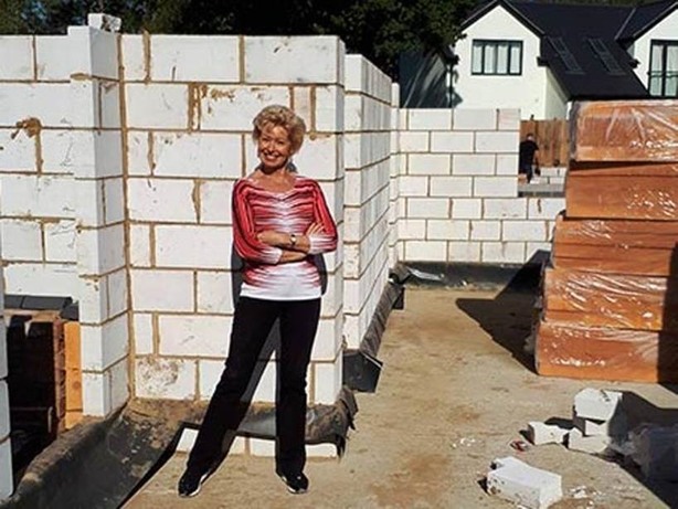 CHARLOTTE,
LA RICCA VEDOVA CHE VENDE CASE A LONDRA PER AIUTARE GLI ALTRI 2 lrv - CHARLOTTE,
LA RICCA VEDOVA CHE VENDE CASE A LONDRA PER AIUTARE GLI ALTRI