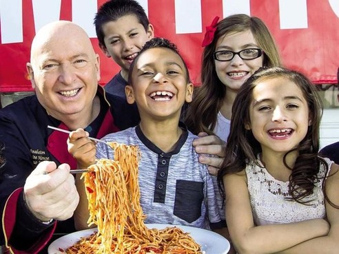 BRUNO 
 SERATO, LO CHEF ITALIANO CHE FA MANGIARE I POVERI DEGLI USA